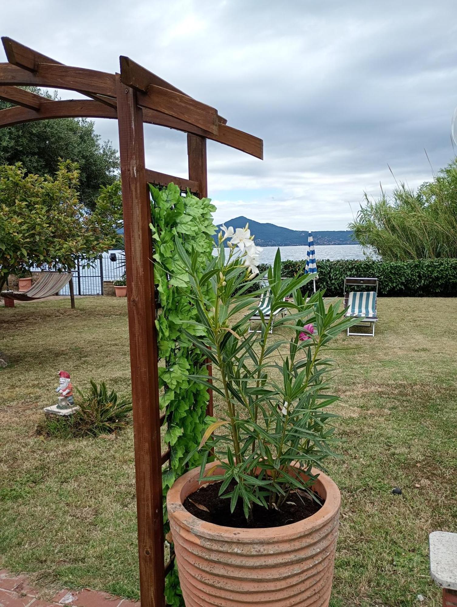 Independent Villa With Private Beach On The Lake ブラッチャーノ エクステリア 写真